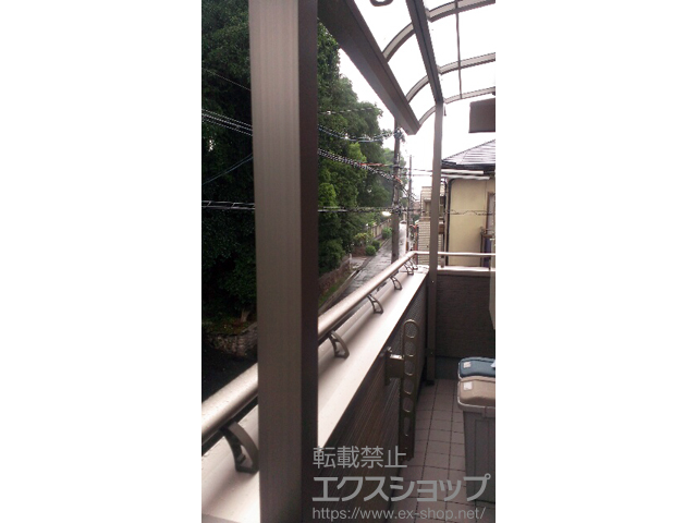 大阪府池田市のLIXIL リクシル（トステム）のバルコニー・ベランダ屋根 ライザーテラスII R型 屋根タイプ 連棟 積雪〜20cm対応 施工例