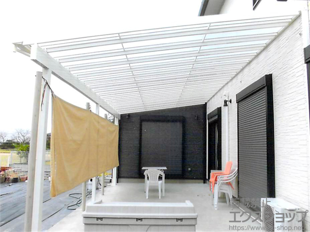 埼玉県加須市のLIXIL リクシル（トステム）のテラス屋根 ライザーテラスII F型 テラスタイプ 連棟 積雪〜20cm対応 施工例