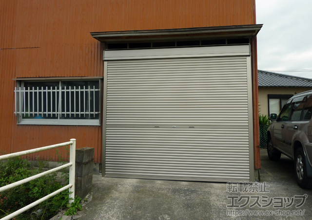 福岡県鞍手郡鞍手町のLIXIL リクシル（トステム）のガレージシャッター ガレージシャッタークワトロ 手動式 外部付タイプ 施工例