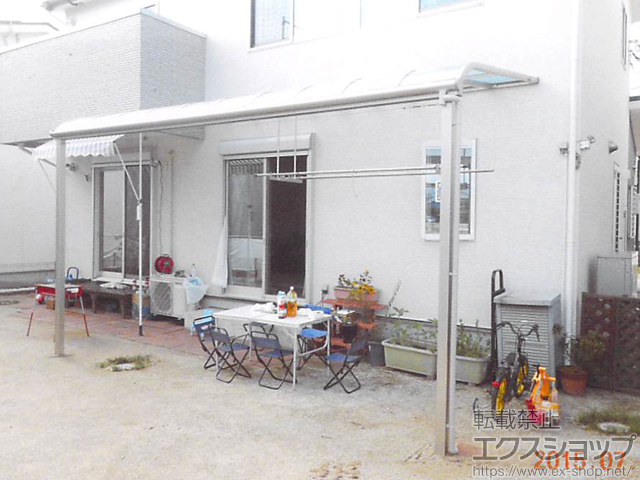 福岡県糟屋郡宇美町ののテラス屋根 ヴェクターテラス R型 テラスタイプ 単体 積雪〜20cm対応＋吊り下げ式物干し 標準 2本入り×1セット 施工例