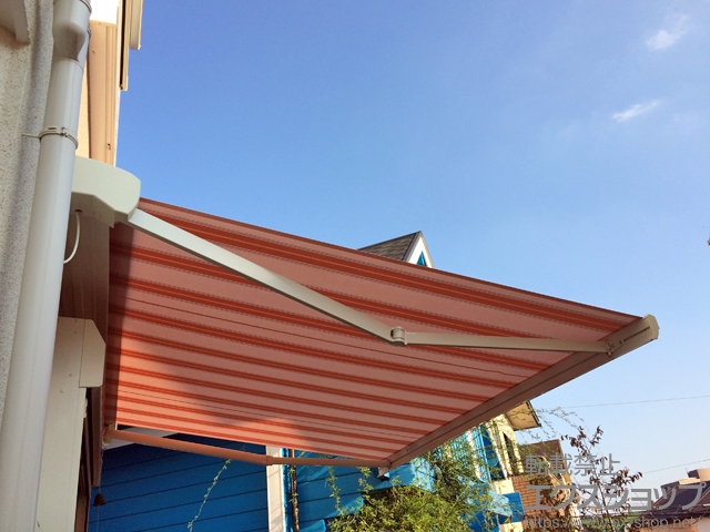 東京都町田市のLIXIL リクシル（トステム）のオーニング・日よけ 彩風C型 電動リモコン式 施工例