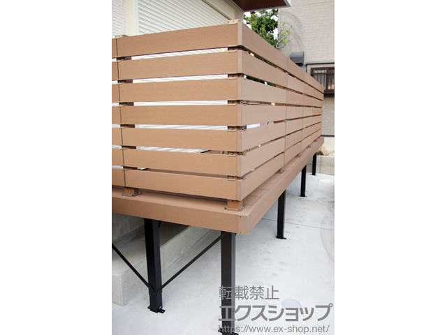 大阪府枚方市ののウッドデッキ リウッドデッキ 200＋リウッドデッキフェンス3型＜横スリット＞ 施工例