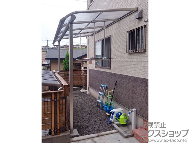鹿児島県鹿児島市ののテラス屋根 プレシオステラス R型 テラスタイプ 単体 積雪〜20cm対応＋吊り下げ式物干し 仕様：ロング 2本入り 施工例