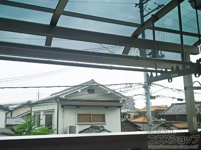 大阪府大阪市のLIXIL リクシル（トステム）のバルコニー・ベランダ屋根 ライザーテラスII R型 屋根タイプ 単体 積雪〜20cm対応＋ライザーテラスII用 吊り下げ物干し 施工例