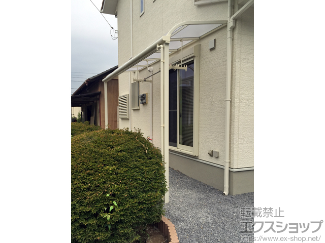 栃木県栃木市のLIXIL リクシル（トステム）のテラス屋根 ライザーテラスII R型 テラスタイプ 単体 積雪〜20cm対応＋吊り下げ物干し 標準 2本入り×1セット 施工例