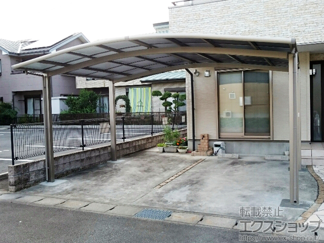 静岡県伊豆の国市ののカーポート ネスカR (ラウンドスタイル) ワイド 積雪〜20cm対応＋屋根材ホルダー 50型用 1セット＋偏芯基礎部材 36〜60型用 2セット 施工例