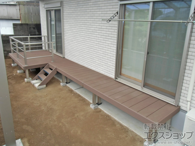 千葉県香取郡東庄町ののウッドデッキ リウッドデッキ 200＋シンプルモダンデッキフェンス2型<横格子2本タイプ>＋階段式リウッドステップ5型 Sタイプ 2段 施工例