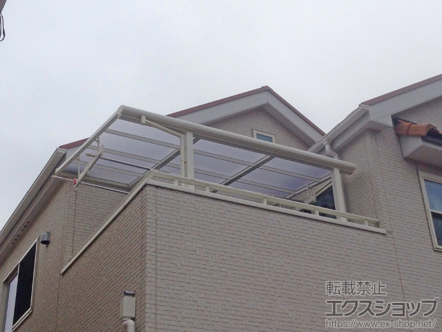 千葉県鎌ケ谷市のLIXIL リクシル（トステム）のバルコニー・ベランダ屋根 ライザーテラスII F型 屋根タイプ 単体 積雪〜20cm対応 +  ライザーテラスII用 吊り下げ物干し(ワイド) 施工例