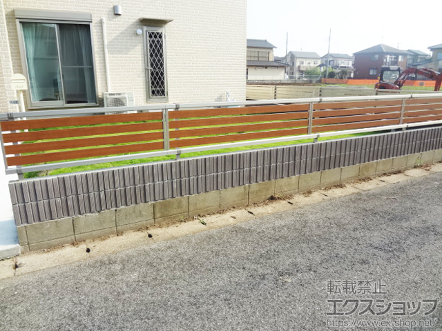 千葉県成田市ののフェンス・柵 ルシアスフェンスF04型 横板 木目カラー 自由柱仕様 施工例