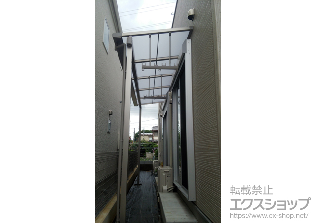 千葉県白井市のLIXIL リクシル（トステム）のテラス屋根 ライザーテラスII F型 テラスタイプ 単体 積雪〜20cm対応＋吊り下げ物干し 標準 2本入り×1セット 施工例
