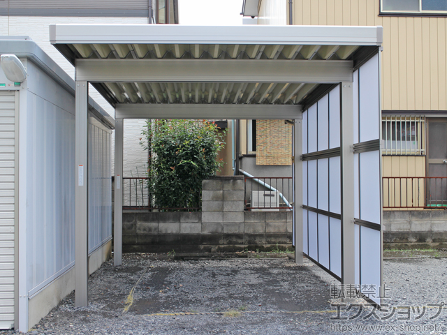 埼玉県鴻巣市のLIXIL リクシル（トステム）のカーポート テリオスポートIII 3000 角柱4本仕様 積雪〜100cm対応 +サイドパネル ※外観右側 + サイドパネル サイドスクリーンパネルセット 施工例