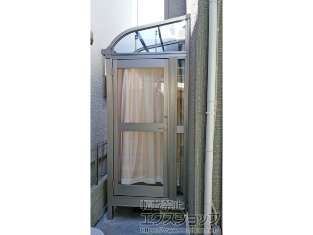 大阪府八尾市のLIXIL リクシル（トステム）のテラス囲い・サンルーム ほせるんですII R型 床納まり ランマ無 積雪〜20cm対応+吊り下げ物干し 標準 2本入+吊り下げ物干し取付桟×2+カーテンレールセット 施工例