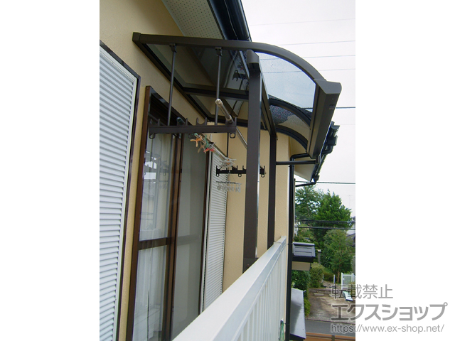 千葉県印西市のLIXIL リクシル（トステム）のバルコニー・ベランダ屋根 ライザーテラスII R型 屋根タイプ 単体 積雪〜20cm対応＋吊り下げ物干し 標準 2本入り×1セット 施工例