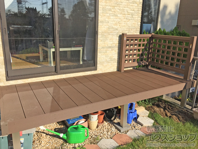 神奈川県横浜市ののウッドデッキ リウッドデッキ 200+リウッドデッキフェンス1型＜井桁格子＞ 施工例