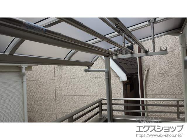 東京都足立区ののバルコニー・ベランダ屋根 プレシオステラス R型 屋根タイプ 単体 積雪〜20cm対応＋プレシオステラス用 吊り下げ式物干し 施工例