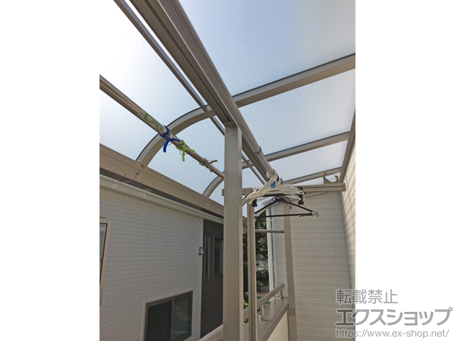 埼玉県上尾市のLIXIL リクシル（トステム）の門扉 ライザーテラスII R型 屋根タイプ 連棟 積雪〜20cm対応 施工例