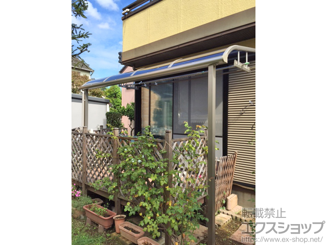 東京都町田市ののテラス屋根 プレシオステラス R型 テラスタイプ 単体 積雪〜20cm対応+プレシオステラス 吊り下げ物干し 標準 2本入り 施工例