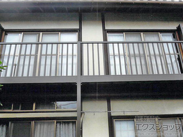 神奈川県鎌倉市のLIXIL リクシル（トステム）のバルコニー ビューステージHスタイル 縦太格子 連棟 柱建て式 施工例