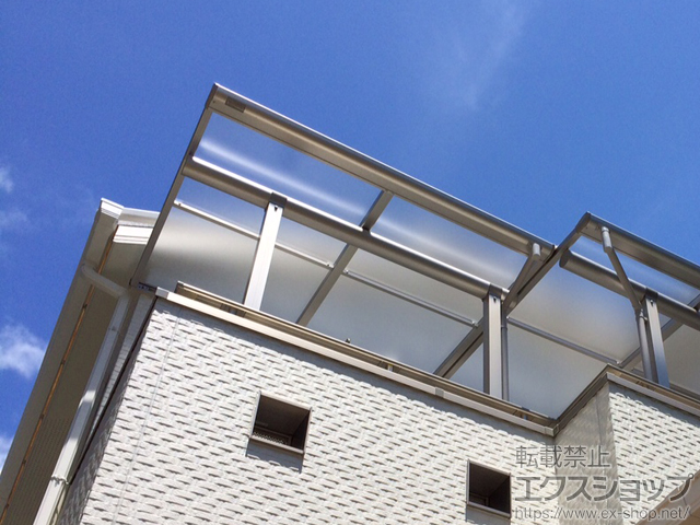 大阪府富田林市ののバルコニー・ベランダ屋根 プレシオステラス F型 屋根タイプ 単体 積雪〜20cm対応+ ヴェクターテラス用前面奥行違い用部材×1 施工例