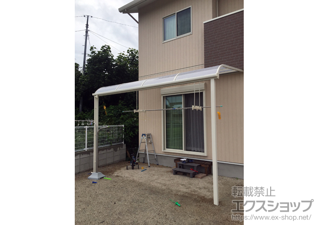 熊本県玉名市のLIXIL リクシル（トステム）のテラス屋根 ライザーテラスII R型 テラスタイプ 単体 積雪〜20cm対応＋吊り下げ物干し 標準 2本入り×1セット 施工例