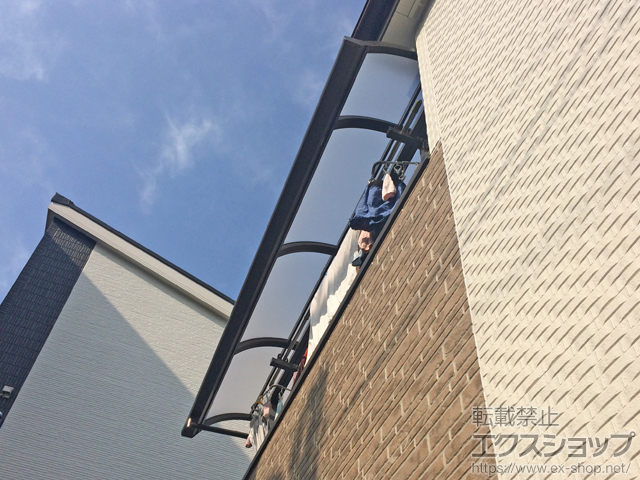 埼玉県川口市のLIXIL リクシル（トステム）のバルコニー・ベランダ屋根 ライザーテラスII R型 屋根タイプ 単体 積雪〜20cm対応+ライザーテラスII用 壁付け物干し 施工例
