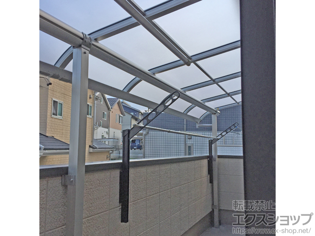 愛知県名古屋市ののバルコニー・ベランダ屋根 プレシオステラス R型 屋根タイプ 連棟 積雪〜20cm対応+ 水平式物干し(壁面固定/木造躯体用) 施工例