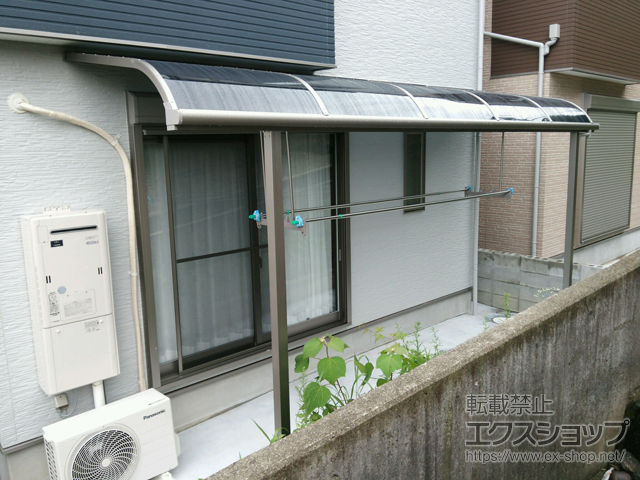 大阪府八尾市のLIXIL リクシル（トステム）のテラス屋根 ライザーテラスII R型 テラスタイプ 単体 積雪〜20cm対応＋吊下げ物干し ロング 標準タイプ 2本入 施工例