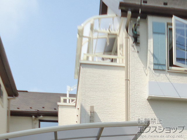 埼玉県川口市のLIXIL リクシル（トステム）のバルコニー・ベランダ屋根 ライザーテラスII R型 屋根タイプ 単体 積雪〜20cm対応+ライザーテラスII 吊り下げ式物干し 標準 2本入り×1セット 施工例