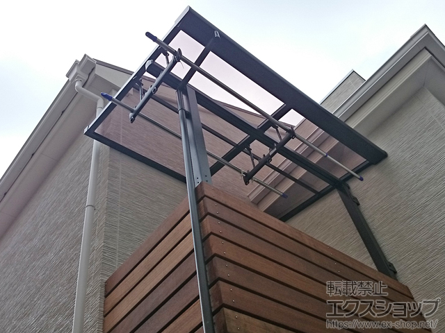 東京都練馬区のLIXIL リクシル（トステム）のバルコニー・ベランダ屋根 ライザーテラスII F型 柱建て式(ビューステージHスタイル)用 単体 積雪〜20cm対応+吊り下げ物干し ショート 2本入/吊り下げ物干し取付桟 施工例