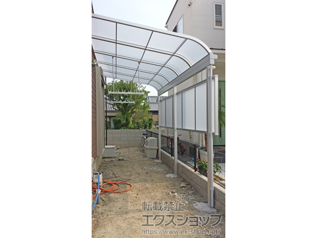 和歌山県和歌山市のLIXIL リクシル（トステム）のテラス屋根 ライザーテラスII R型 テラスタイプ 積雪〜20cm対応+ライザーテラスII 前面スクリーン1段付き 仕様：間口 2.5間通し用+ ライザーテラスII 吊り下げ物干し ワイド標準 2本入り×1セット 施工例