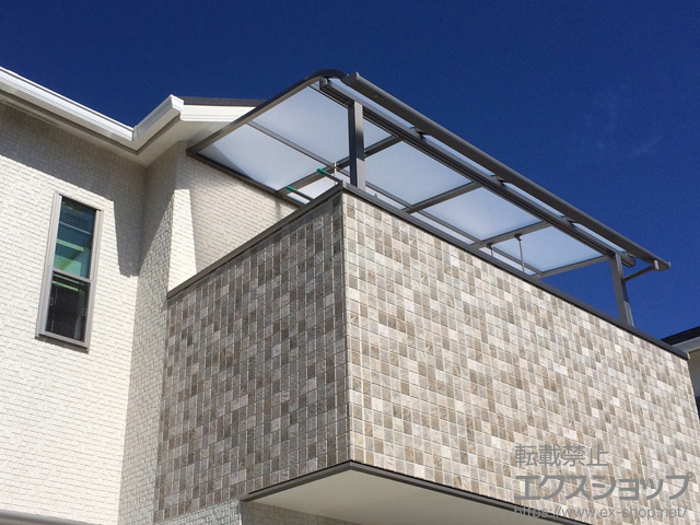 大阪府泉大津市のLIXIL リクシル（トステム）のバルコニー・ベランダ屋根 ライザーテラスII R型 屋根タイプ 単体 積雪〜20cm対応＋吊り下げ物干し 施工例