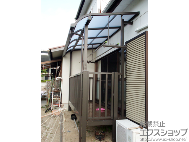 兵庫県姫路市のLIXIL リクシル（トステム）のバルコニー・ベランダ屋根 ライザーテラスII R型 屋根タイプ ビューステージ用 単体 積雪〜20cm対応+吊下げ物干し 標準 2本入 施工例