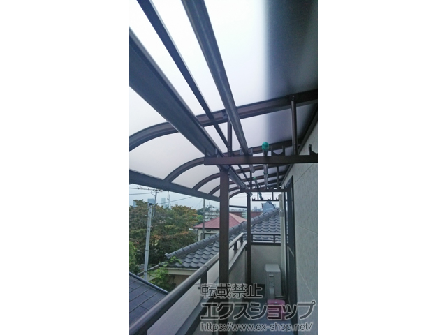 埼玉県さいたま市ののバルコニー・ベランダ屋根 プレシオステラス R型 屋根タイプ 連棟 積雪〜20cm対応+プレシオステラス用 吊り下げ式物干し 施工例