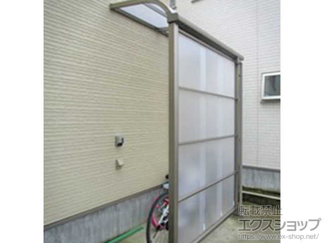 富山県富山市ののストックヤード [はね出し納まり]サンクストックヤード R型 波板タイプ スクリーン仕様 積雪〜50cm対応 施工例