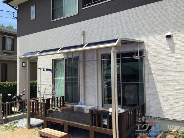 福岡県遠賀郡遠賀町ののテラス屋根 プレシオステラス R型 テラスタイプ 単体 積雪〜20cm対応＋吊り下げ式物干し 施工例