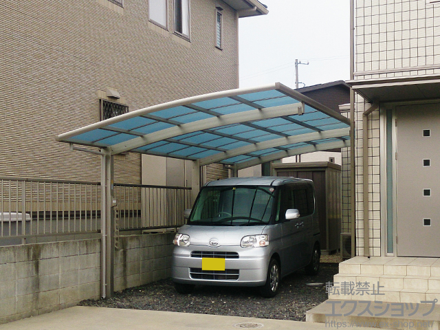 三重県津市ののカーポート レイナポートグラン 延長　積雪〜20cm対応+着脱式サポート 標準・ハイルーフ兼用+水平式物干し ロング 2本入 施工例