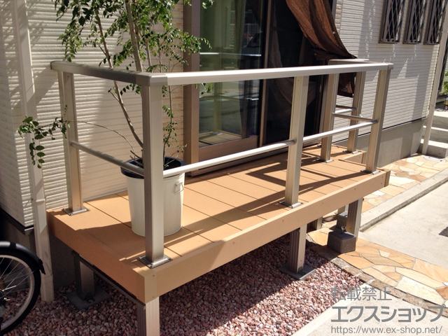 大阪府和泉市ののウッドデッキ リウッドデッキ 200＋シンプルモダンデッキフェンス8型＜横格子1本タイプ＞ 施工例