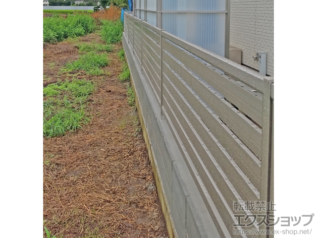 群馬県館林市ののフェンス・柵 エクスラインフェンス23型 横半目隠し 間仕切り柱施工 施工例