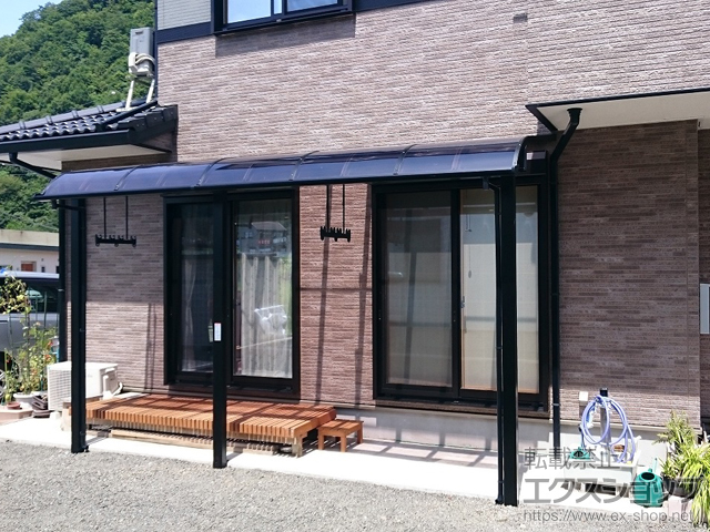 山梨県都留市のLIXIL リクシル（トステム）のテラス屋根 ライザーテラスII R型 3000 テラスタイプ 連棟 積雪〜100cm対応＋吊り下げ物干し 施工例