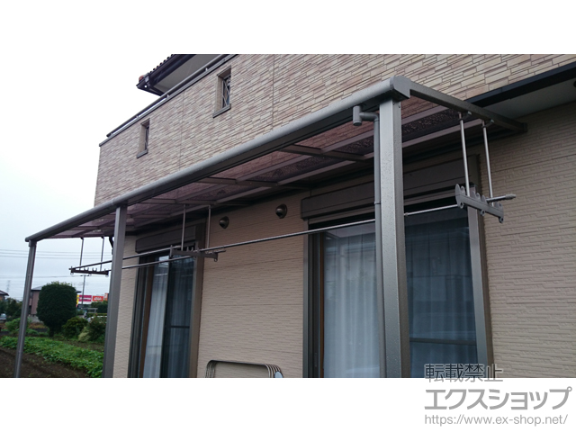 群馬県のLIXIL リクシル（トステム）のテラス屋根 ライザーテラスII F型 テラスタイプ 連棟 積雪〜20cm対応＋吊り下げ物干し 施工例