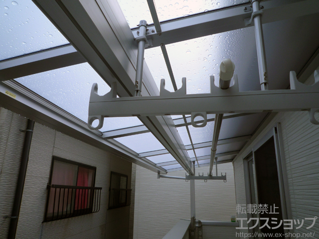 大阪府枚方市のLIXIL リクシル（トステム）のバルコニー・ベランダ屋根 ライザーテラスII F型 屋根タイプ 単体 積雪〜20cm対応＋吊り下げ式物干し 標準 2本入り×1セット 施工例
