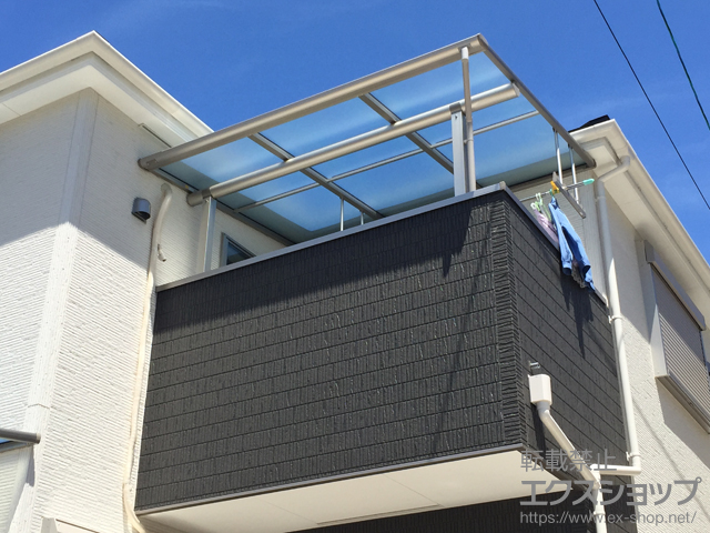 大阪府大阪市ののバルコニー・ベランダ屋根 ヴェクターテラス F型 屋根タイプ 単体 積雪〜20cm対応＋ヴェクターテラス用 吊下げ物干し 標準 2本入 施工例