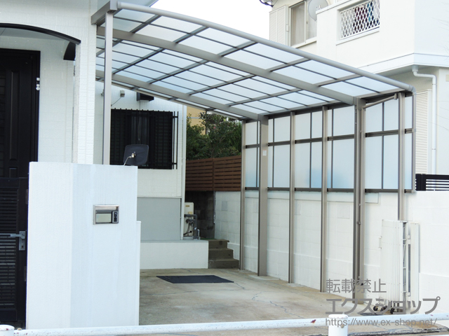 福岡県福岡市のLIXIL リクシル（トステム）のカーポート ルーフポートシグマIII 積雪〜20cm対応＋ルーフポートシグマIII サイドパネル＋ルーフポートシグマIII はね出し用部材一式 施工例