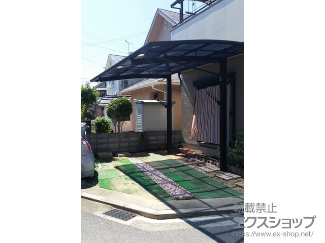 兵庫県加古川市ののカーポート レイナポートREグラン 前下がり 積雪〜20cm対応＋ レイナポートREグラン 水平式物干し カ―ポート柱用 標準 2本入り×1セット 施工例