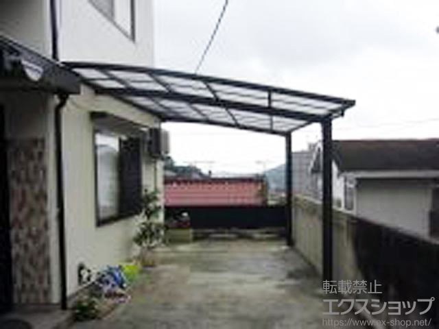 広島県広島市のLIXIL リクシル（トステム）のカーポート [台形納まり]ルーフポートシグマIII 積雪〜20cm対応 施工例