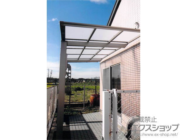 三重県四日市市ののテラス屋根 フーゴF テラスタイプ　単体 積雪〜20cm対応＋ フーゴF テラスタイプ用物干しセット ロング2本入り×1セット 施工例