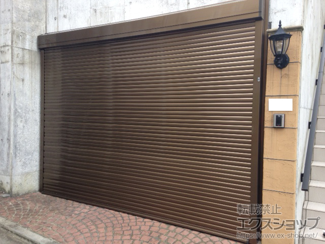 神奈川県横浜市のLIXIL リクシル（トステム）のガレージシャッター ガレージシャッタークワトロ 電動式 外部付タイプ 施工例