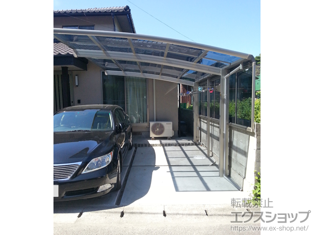 大分県大分市ののカーポート レイナポートグラン　積雪〜20cm対応+着脱式サポート 標準・ハイルーフ兼用 2本入り×1セット+サイドパネル+水平式物干し 2本入り×1セット 施工例