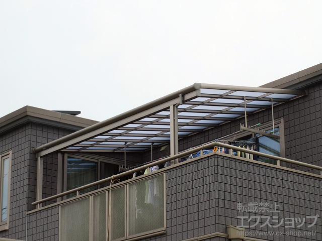 茨城県つくば市のLIXIL リクシル（トステム）のバルコニー・ベランダ屋根 パワーアルファ F型 屋根タイプ 単体 積雪〜30cm対応＋吊り下げ物干し ワイド 2本入 施工例