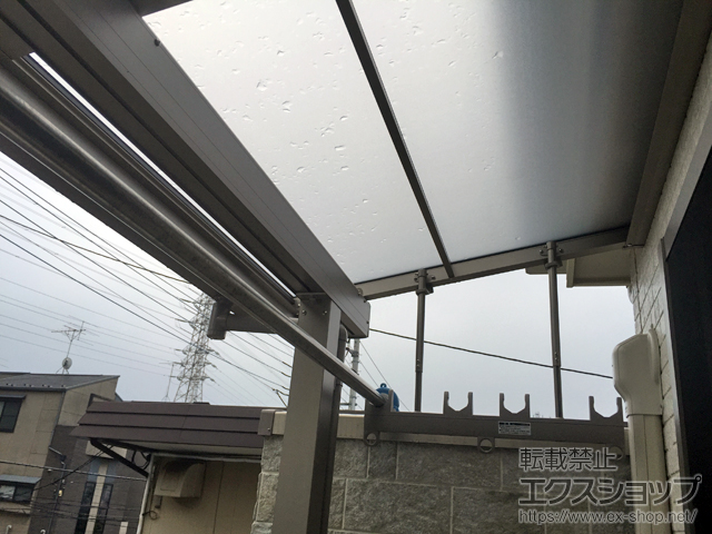 埼玉県戸田市のLIXIL リクシル（トステム）のバルコニー・ベランダ屋根 ライザーテラスII F型 屋根タイプ 単体 積雪〜20cm対応＋吊り下げ物干し 施工例